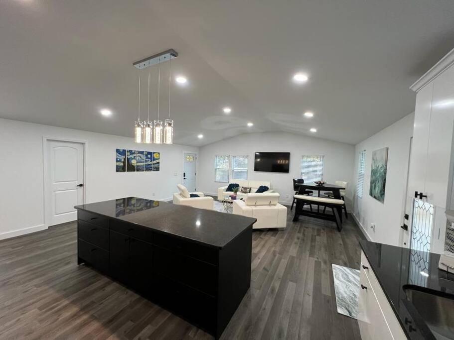 Modern Home At Colonial College Park Atlanta Esterno foto